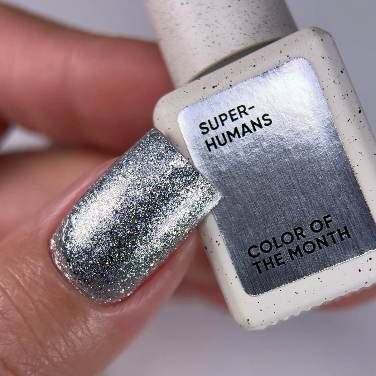 Colore del mese Dicembre 2025 SUPERHUMANS — colore del mese acciaio con foglia d’argento, coprente con un solo strato, 6 ml