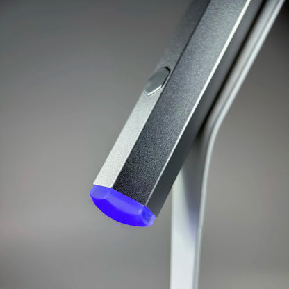 NAILSOFTHEDAY Nail Lamp Metal — lampada portatile per la polimerizzazione, in metallo con base di supporto.